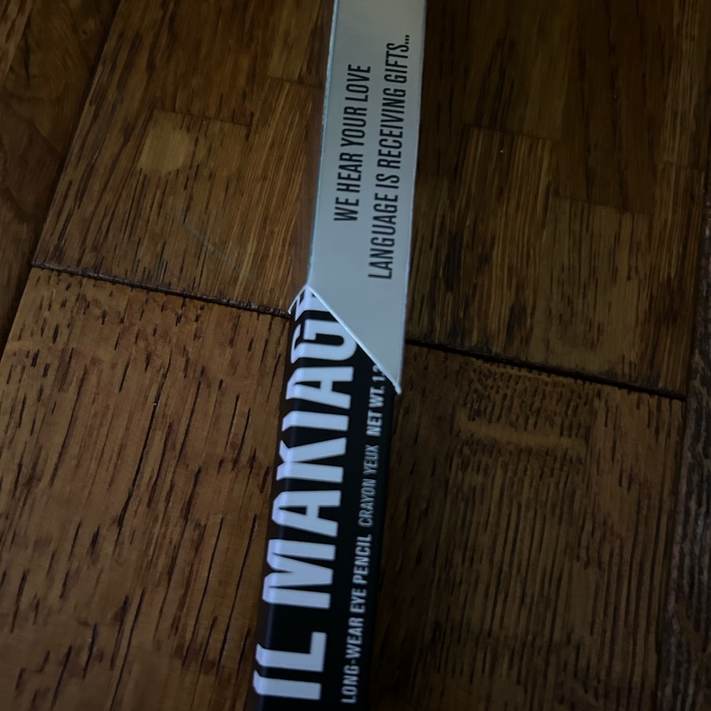 IL MAKIAGE Long-Wear Eye Pencil in Black